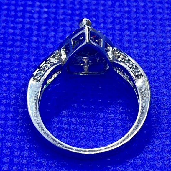 Beautiful Women’s Fashion Ring Size 5 - Picture 4 of 9